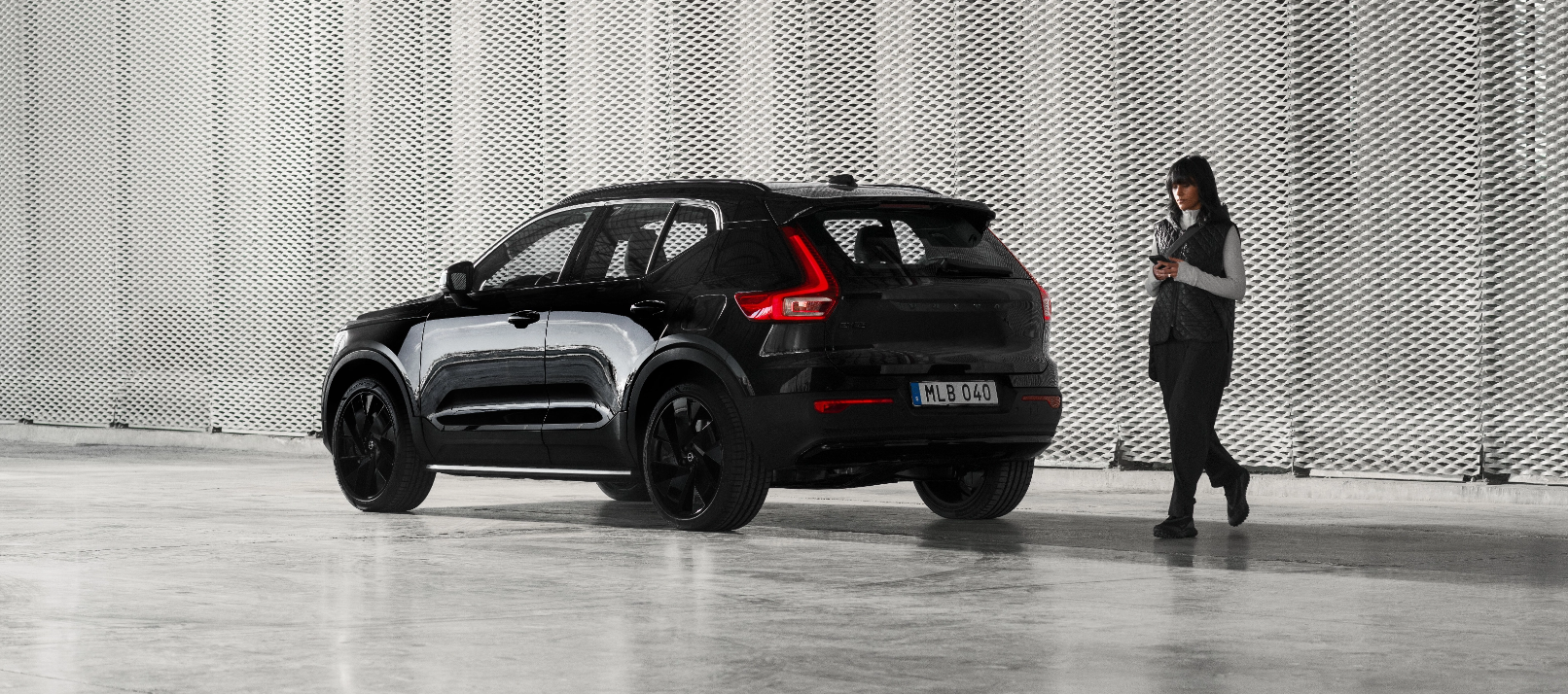 Volvo SUV negro estacionado, con diseño elegante y acabado brillante.